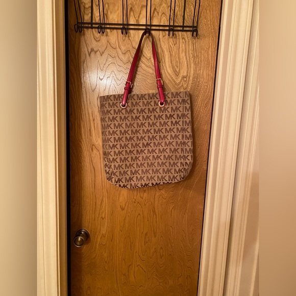 Michael Kors tote. - Picture 1 of 7